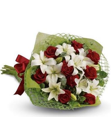 exquisite-bouquet-red-roses-white-lilies