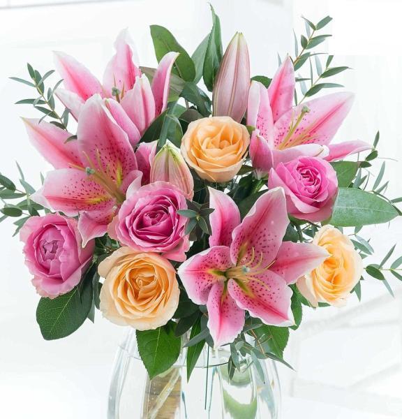 gorgeous-bouquet-pink-orange-roses-stargazer-lilies