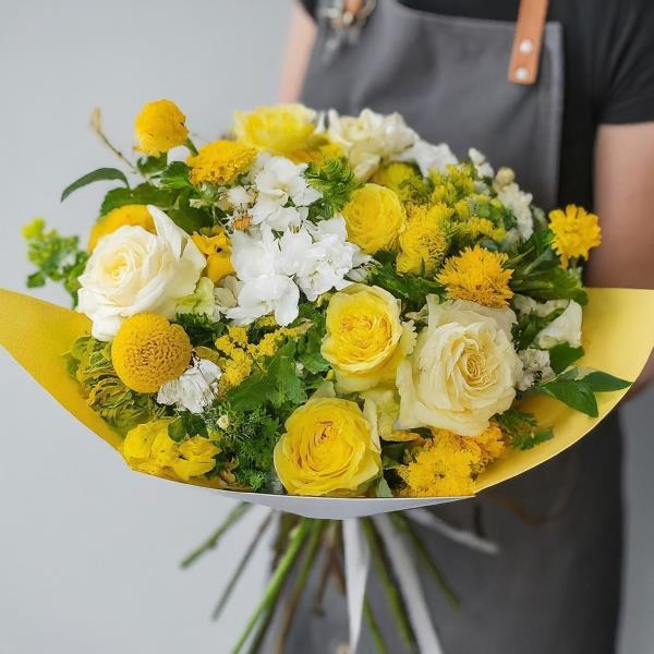 yellow-and-white-florist-choice-bouquet